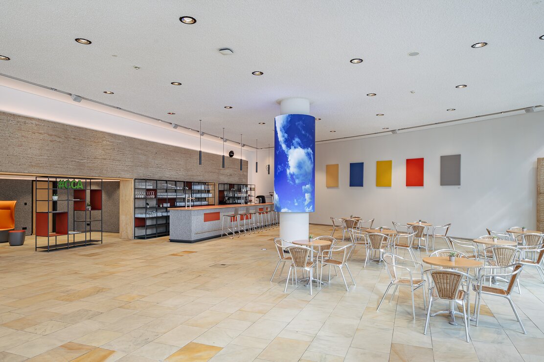 CCA Otto-Molden-Foyer, LED-Säule | © CCA, Norbert Freudenthaler
