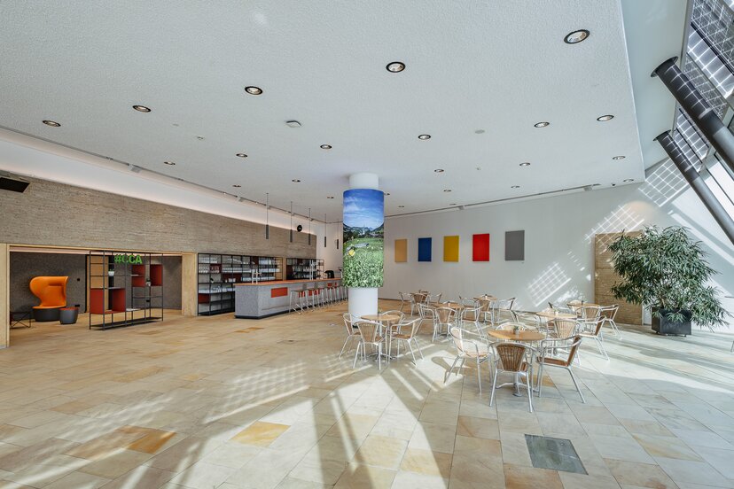 CCA Otto-Molden-Foyer, Bar und LED-Säule | © CCA, Norbert Freudenthaler