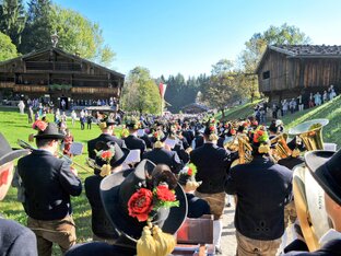 Einmarsch der BMK beim Kirchtag | © Alpbachtal Tourismus | Grießenböck